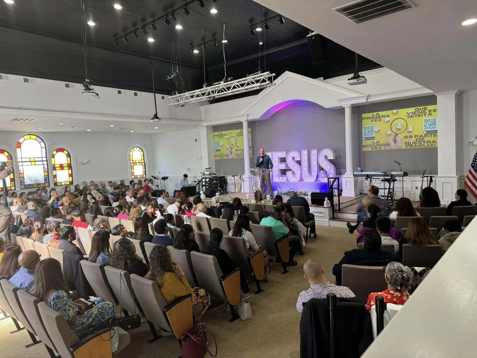 Congregación de la Primera Iglesia Pentecostal de Dover en el servicio